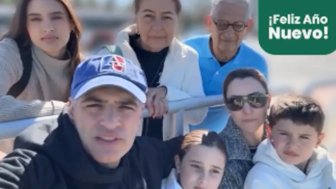 “Damos gracias a Dios”: Gobernador de Antioquia envió mensaje de fin de año acompañado de su familia Gobernador de Antioquia envió mensaje de fin de año acompañado de su familia