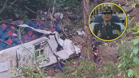 Hipótesis de la Policía: distracción causó caída de vehículo a un abismo donde mueren 17 estudiantes en Antioquia Hipotesis de la Policia distraccion causo caida de vehiculo a un abismo donde mueren 17 estudiantes en Antioquia
