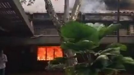 VIDEO:¡A lo terrorista! Encapuchados prendieron fuego a una oficina en el Politécnico Jaime Isaza Cadavid