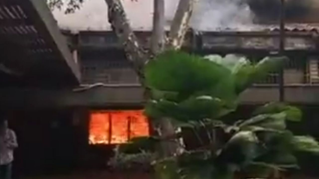 VIDEO:¡A lo terrorista! Encapuchados prendieron fuego a una oficina en el Politécnico Jaime Isaza Cadavid