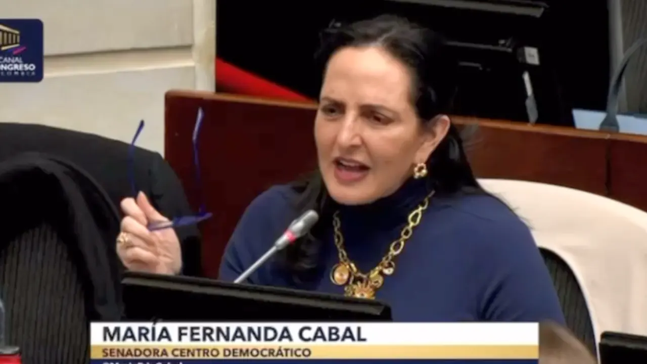 María Fernanda Cabal acusa al Gobierno Petro de complicidad tras revelaciones sobre alias Calarcá