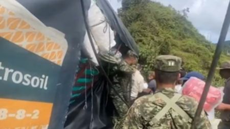 "No graben, hijuep..."Se enojaron, quedaron en vídeo robando la mercancía de un camión volcado en Yarumal