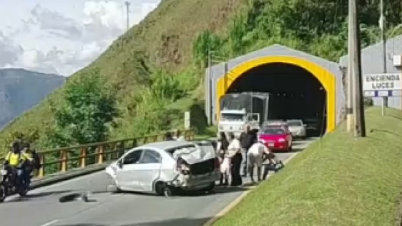 Ojo si viene de Bogotá: accidente reduce la velocidad en la entrada a Medellín, salida del Túnel