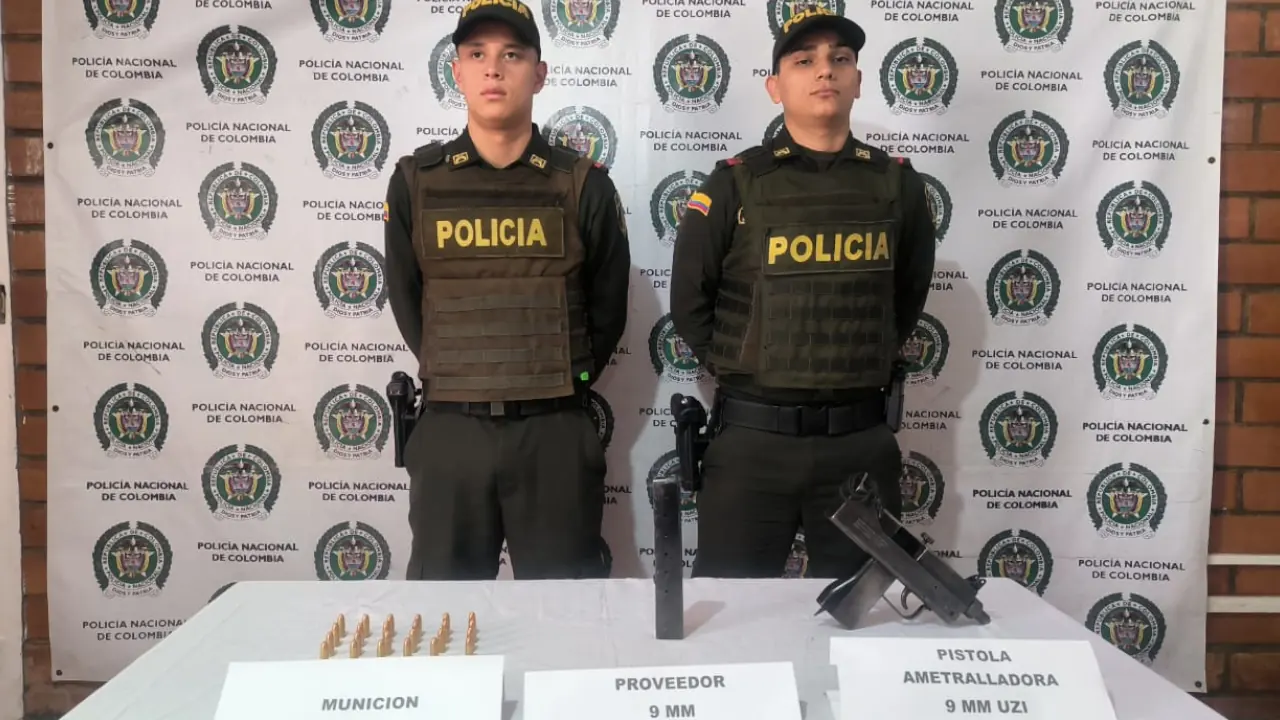 Policía descubrió a un adolescente encaletando una mini Uzi en Salgar