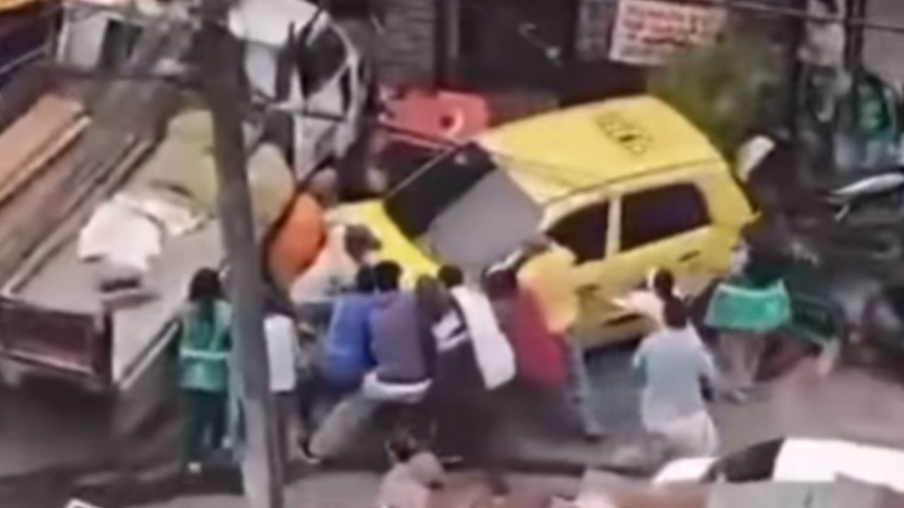 Por poco y mata a todos: Un peatón quedo grave y una casa dañada una grúa se descontroló en Medellín