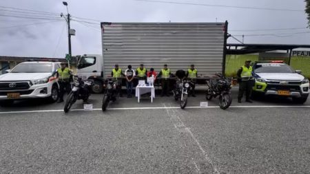 "Se les cayó el trateo": caen tres hombres con un camión lleno de 29 motos robadas en Antioquia