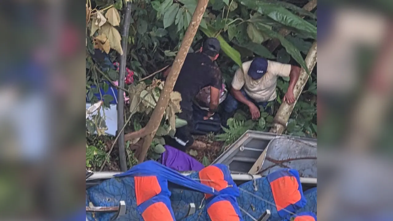 Robaron objetos de jóvenes fallecidos en el lugar del accidente de bus en Antioquia