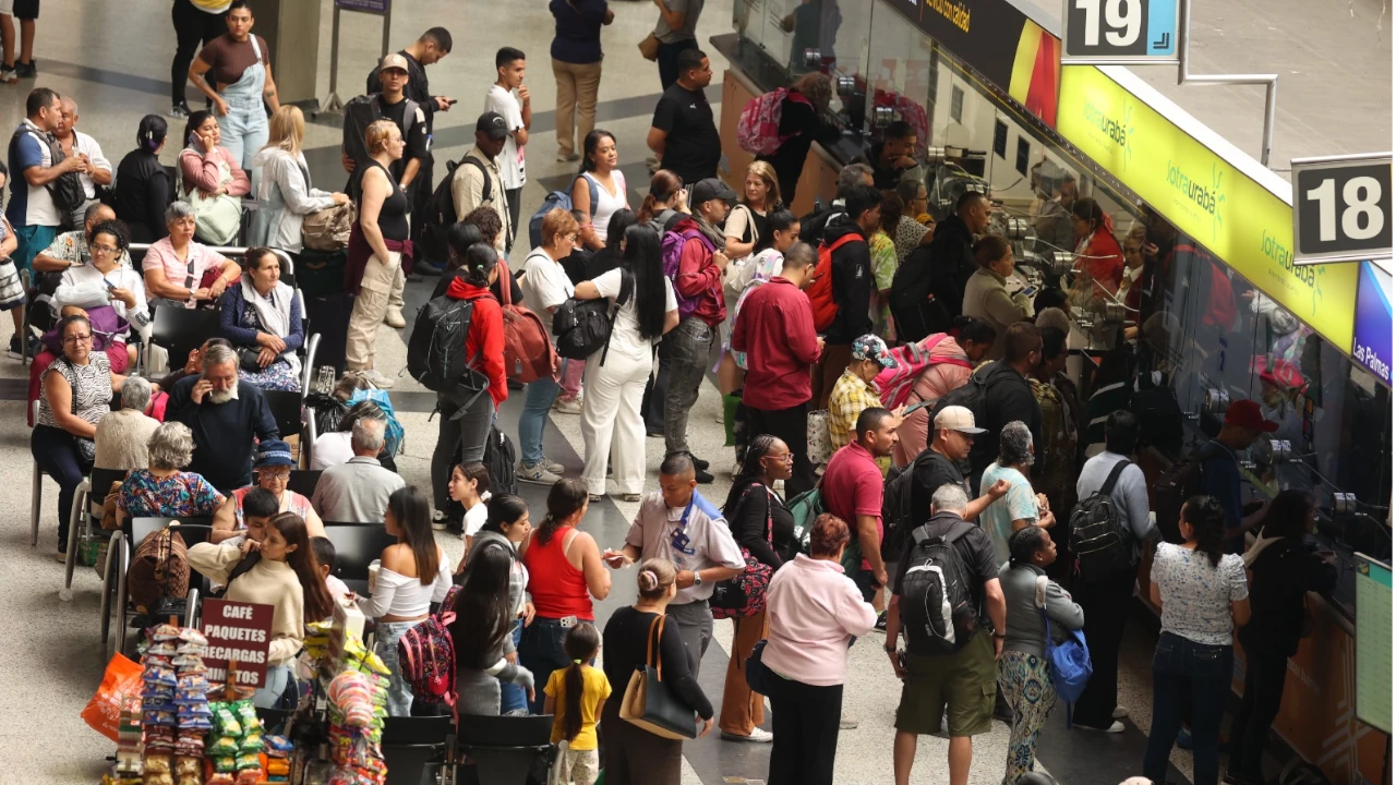 ¡Todos pa’ donde la familia! Terminales Medellín proyecta 244.000 viajeros durante el fin de semana de velitas TARMINALES