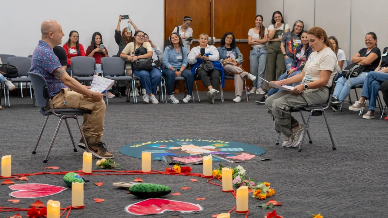 Tejiendo Hogares fortaleció a 120.000 familias de Medellín en 2025: recibieron apoyo emocional y formativo TejiendoHogares