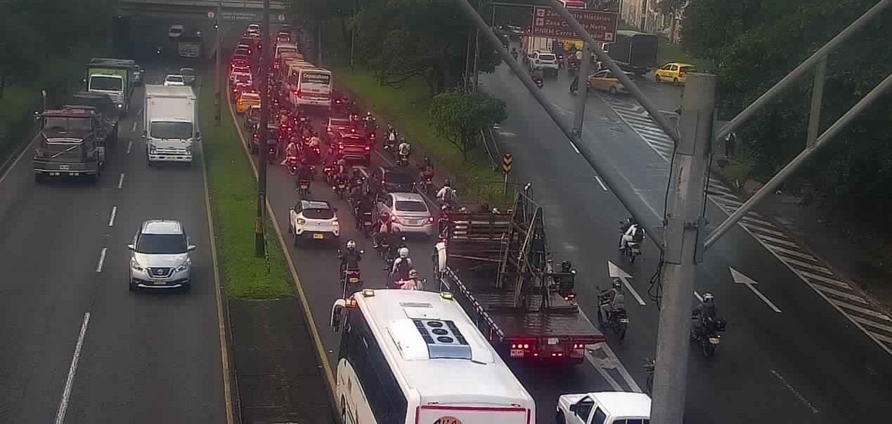 FOTOS: Múltiples siniestros viales complican la movilidad en Medellín durante las horas pico 3 WhatsApp Image 2025 12 01 at 6.35.19 AM