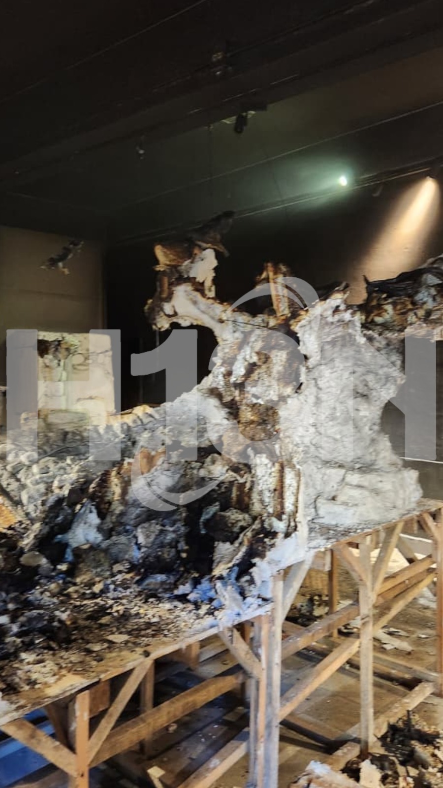 Pesebre navideño ardió en llamas en El Carmen: Santiago, su escultor, tuvo quemaduras al intentar salvarlo