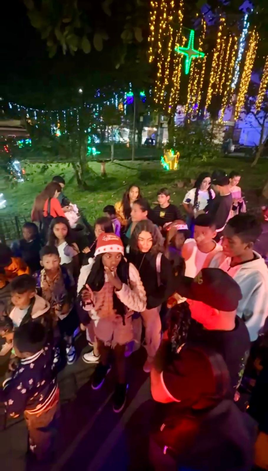 Una chiva cargada de esperanza recorrió Medellín sembrando fe y sonrisas en 40 niños de Manrique