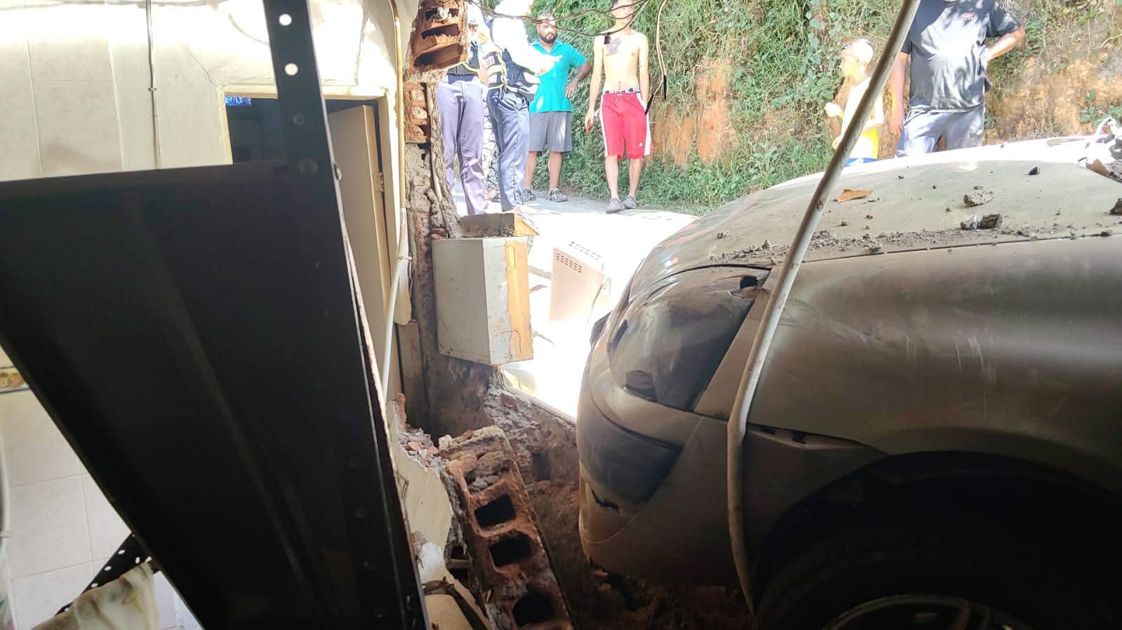¡Se le fue el carro encima! Por poco se mete a una casa en Girardota y hasta el muro lo tumbó 3 WhatsApp Image 2025 12 24 at 10.05.03 AM