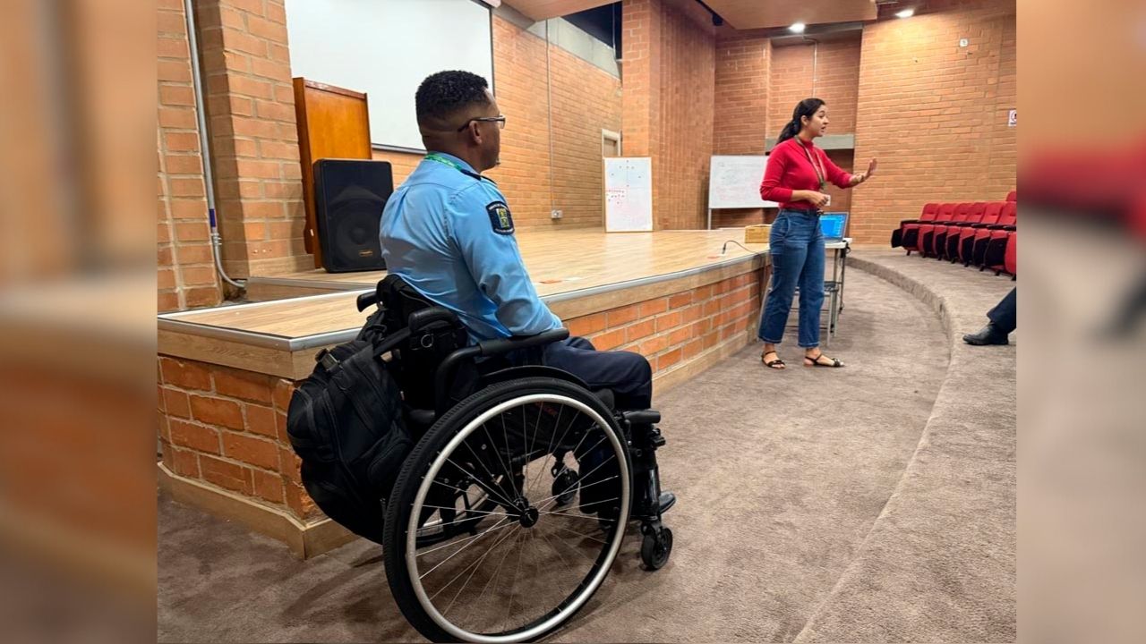 Ya es un hecho: William es el agente de tránsito en silla de ruedas que contrató Medellín