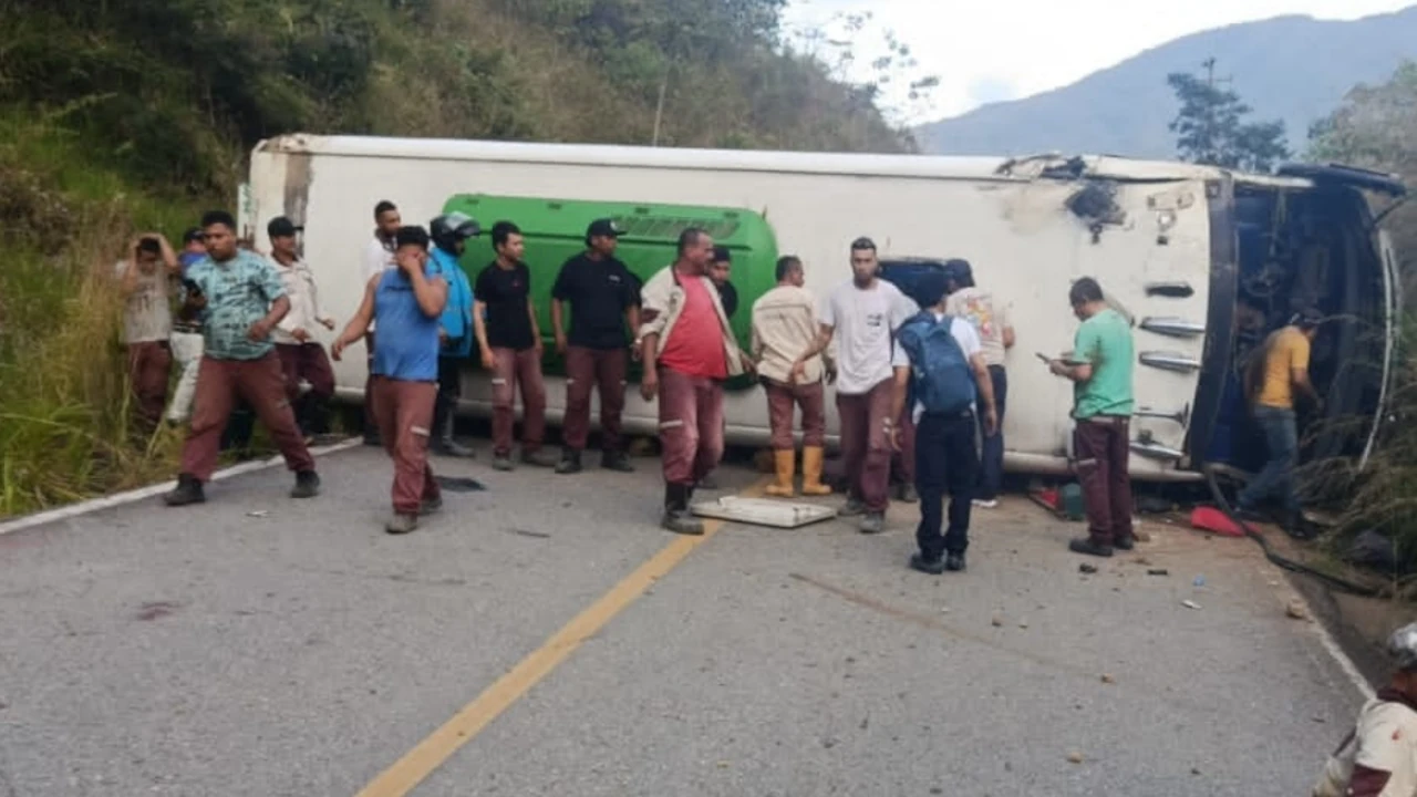 Bus con trabajadores contratistas de Hidroituango se volcó en vía de Ituango: quedaron varios heridos accidenteItuango 1