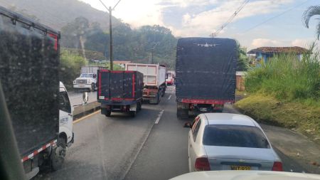 ¡Ojo si viaja! Abrieron la Medellín-Bogotá, pero si llueve, la cierran de nuevo