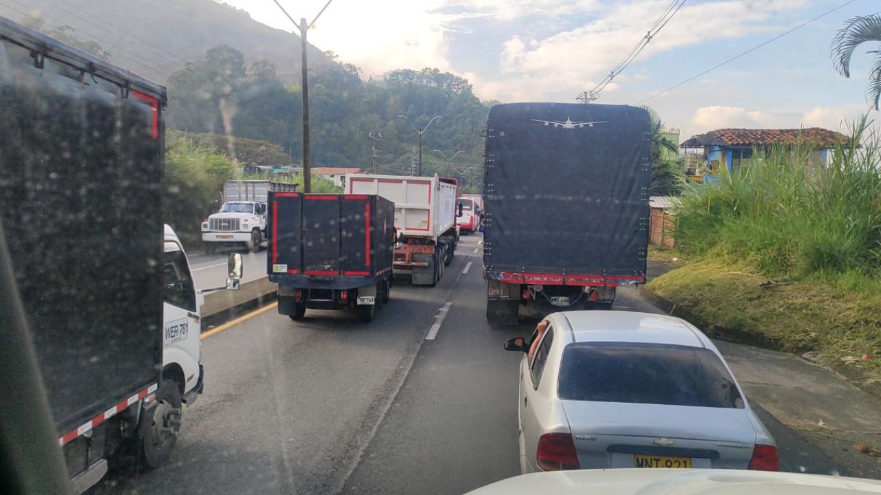 ¡Ojo si viaja! Abrieron la Medellín-Bogotá, pero si llueve, la cierran de nuevo ¡Ojo si viaja! Abrieron la Medellín-Bogotá, pero si llueve, la cierran de nuevo