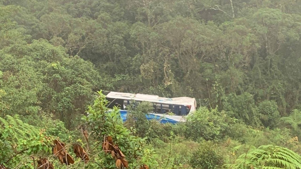 Bus se fue al vacío: una persona muerta y siete heridos en la vía
