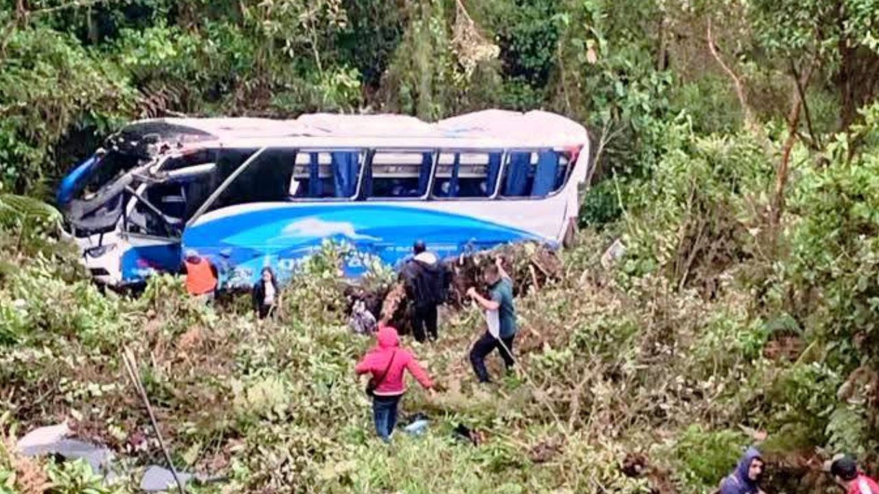 VIDEO:¡Qué tragedia! Bus rodó por un abismo; se espera reporte de los heridos bus yolombo