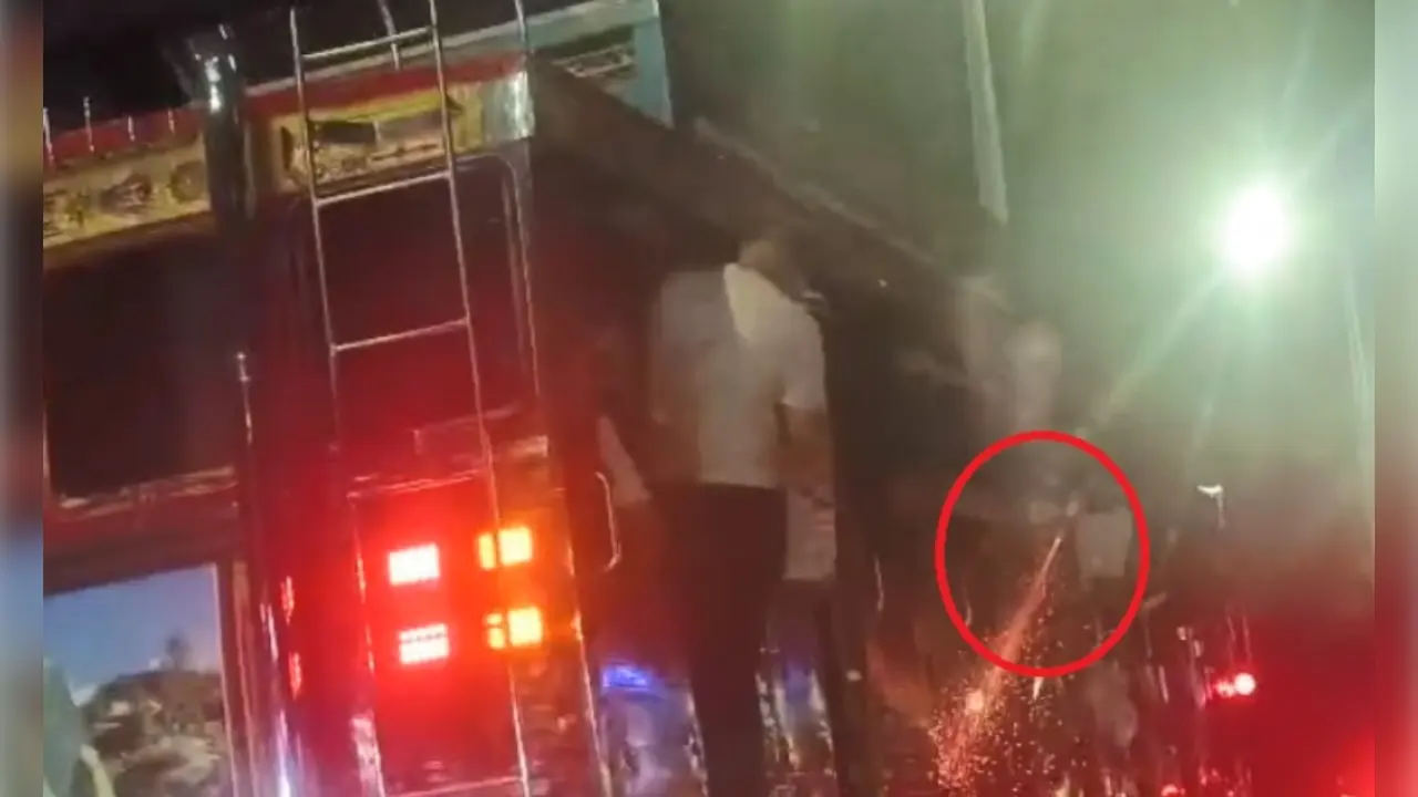 ciudadanos lanzaron voladores desde una chiva en Itagüí