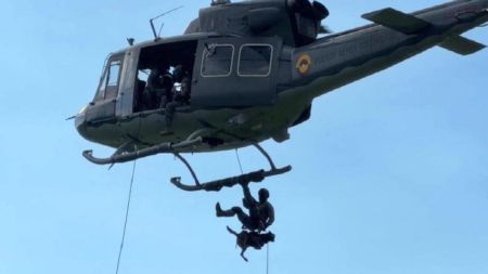 De la tierra al cielo perros de búsqueda y rescate se lanzan en rapel desde helicópteros con la FAC