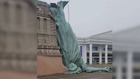 Vientos devastadores tumban la estatua de la Libertad de 24 metros en Guaíba, Brasil estatua brasil