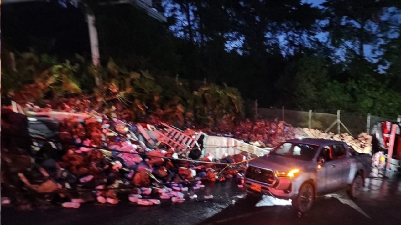Un muerto por el desastre que armó un tractocamión volcado en Los Balsos
