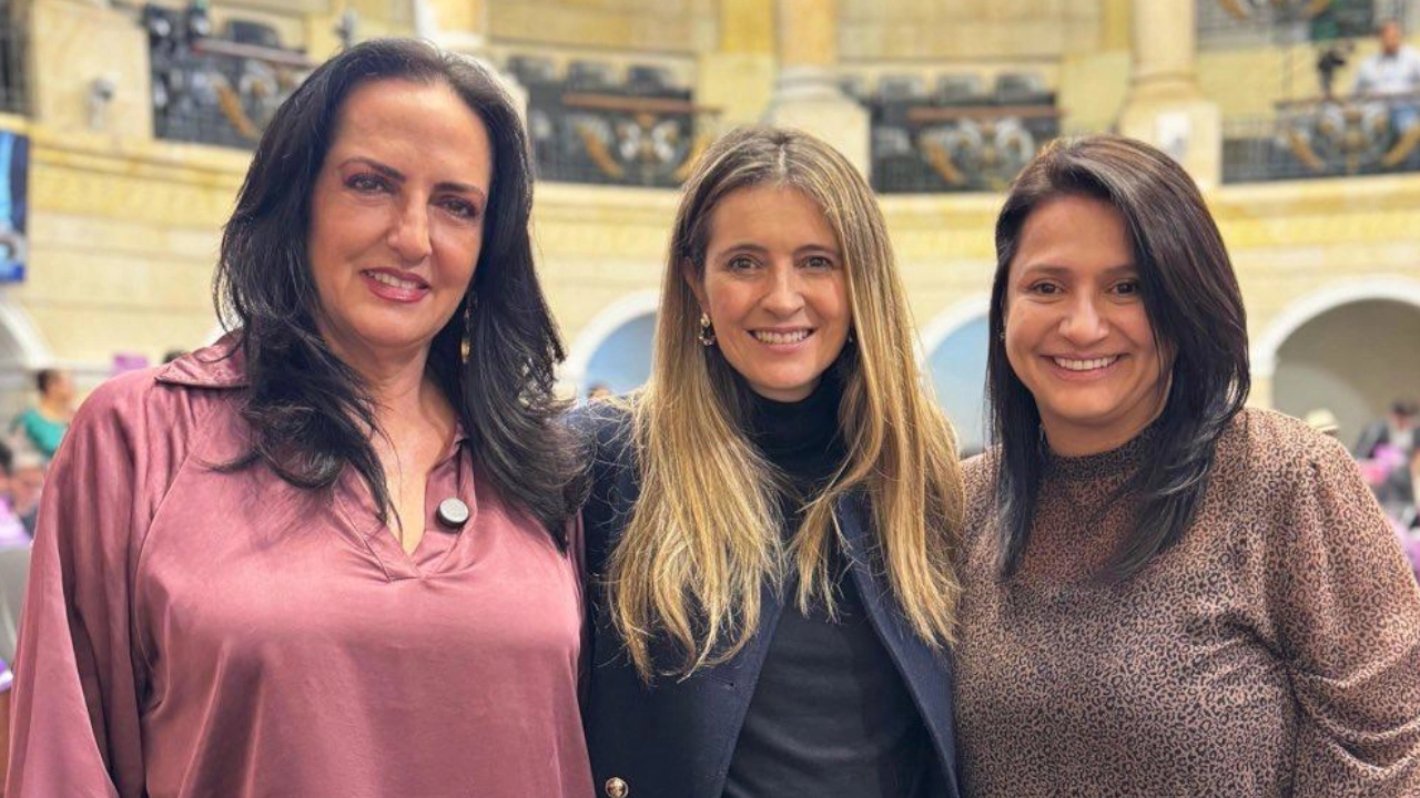 ¡Las tres mosqueteras! Cabal, Valencia y Holguín: Las cartas del uribismo que buscan un público en redes sociales ¡Las tres mosqueteras! Cabal, Valencia y Holguín: Las cartas del uribismo que buscan un público en redes sociales