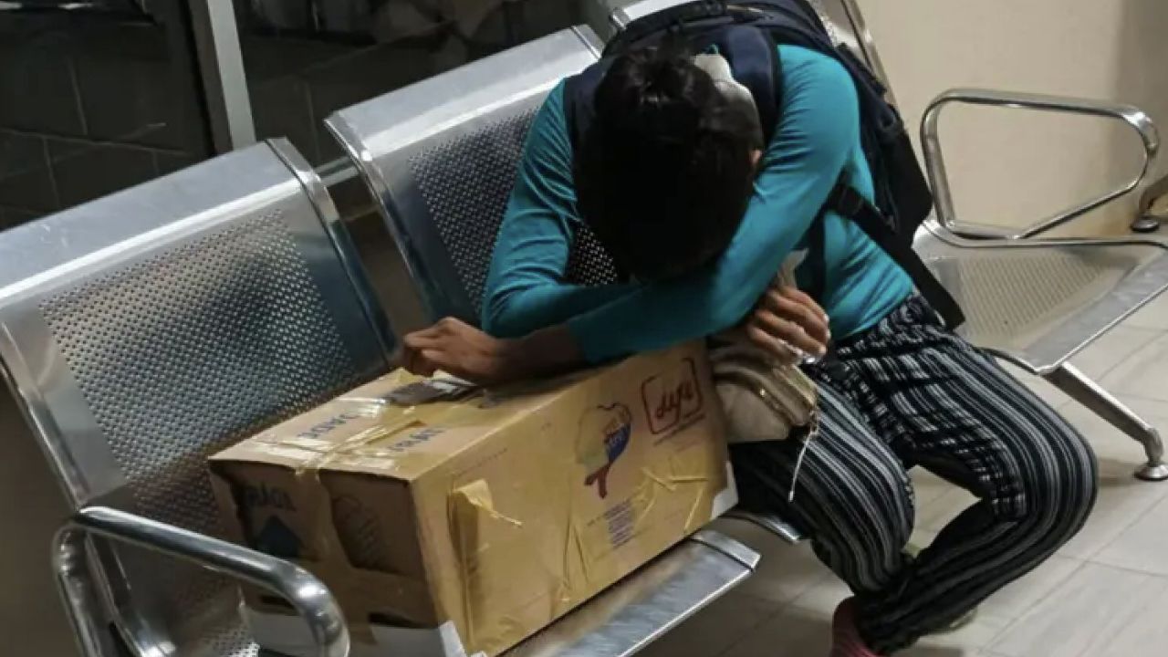 FOTOS: ¡Qué falta de corazón! Hospital le entregó a su bebé muerto en una caja de cartón mama recibe a su bebe en una caja