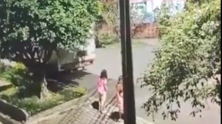 mujeres detienen a jóvenes que lanzaban pólvora en Medellín