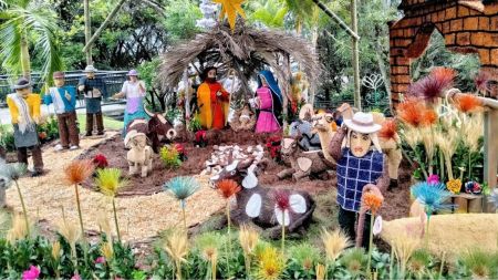 ¡El toque nuestro! Silleteros de Santa Elena llegaron al Pueblito Paisa con un pesebre de flores pesebre Pueblito Paisa