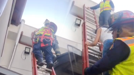 Justo a tiempo: Bomberos de La Estrella rescatan a dos menores atrapados en un techo portada rescate