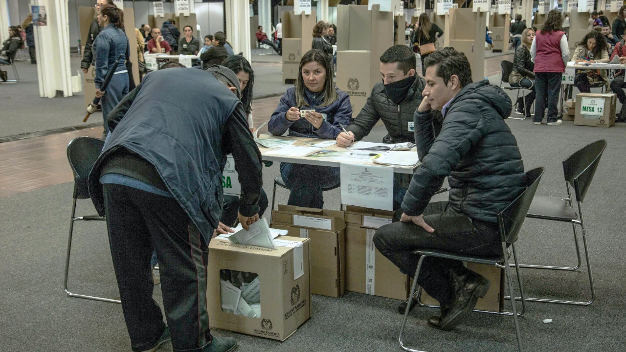 La Registraduría fijó un calendario con plazos estrictos que obliga a los partidos a acelerar decisiones rumbo a las elecciones presidenciales de 2026