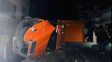 Se quedó sin frenos: aparatoso volcamiento de una mula en la vía Amagá–Bolombolo tractomula volcada en amaga