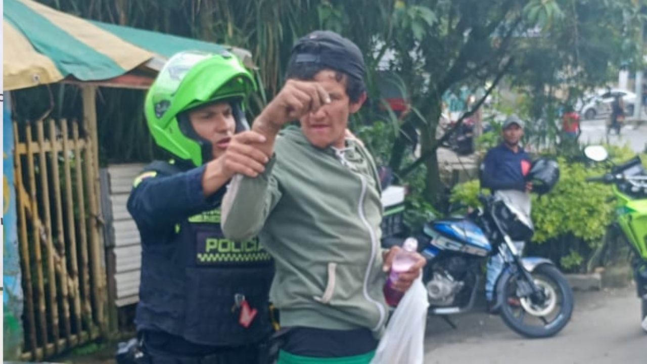 ¡Lo cogieron! Habitante de calle amenazó gente con un machete en La Estrella