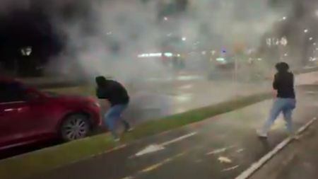 ¡No pues tan graciosos! Casi se queman varios en Rionegro con "guerra de bengalas": les cayó en la cabeza