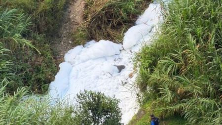 ¡Qué embarrada! El camión que se volcó en los Balsos contaminó el río La Aguacatala con jabón