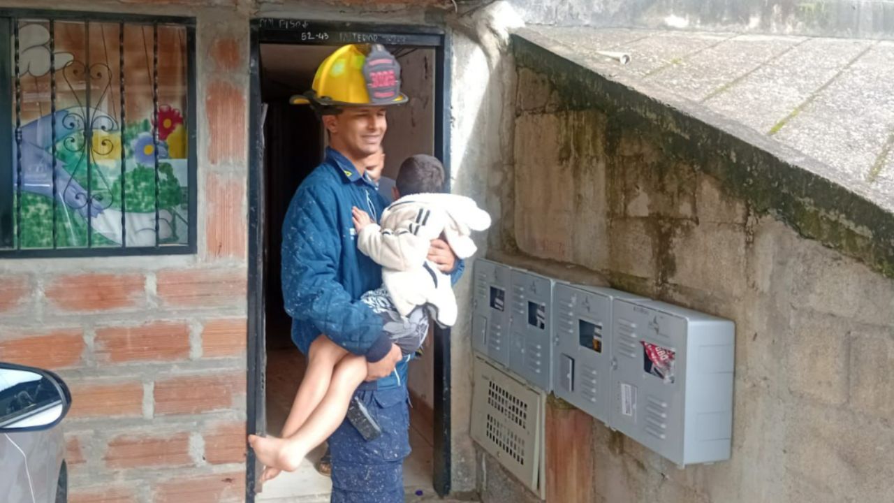 ¡Sacados a tiempo! 17 personas y sus mascotas fueron evacuadas por deslizamiento de tierra en Rionegro