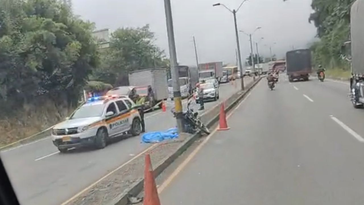 ¡Tragedia vial! Muere motociclista tras chocar contra objeto fijo en la Medellín-Bogotá; hay restricción