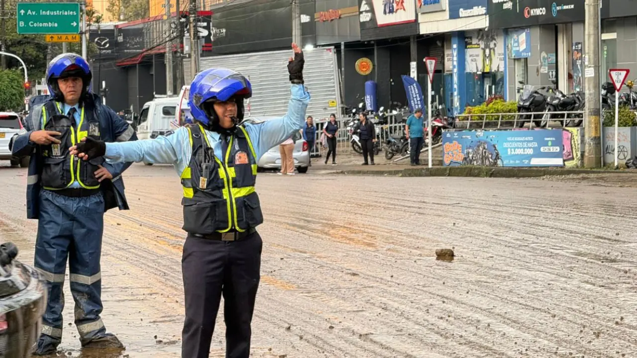 50 agentes de tránsito controlaron seis puntos afectados en El Poblado tras desbordamiento de quebrada