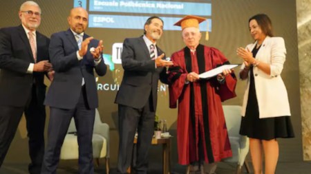 Álvaro Uribe recibe doctorado honoris causa en Ecuador tras conferencia ante auditorio lleno