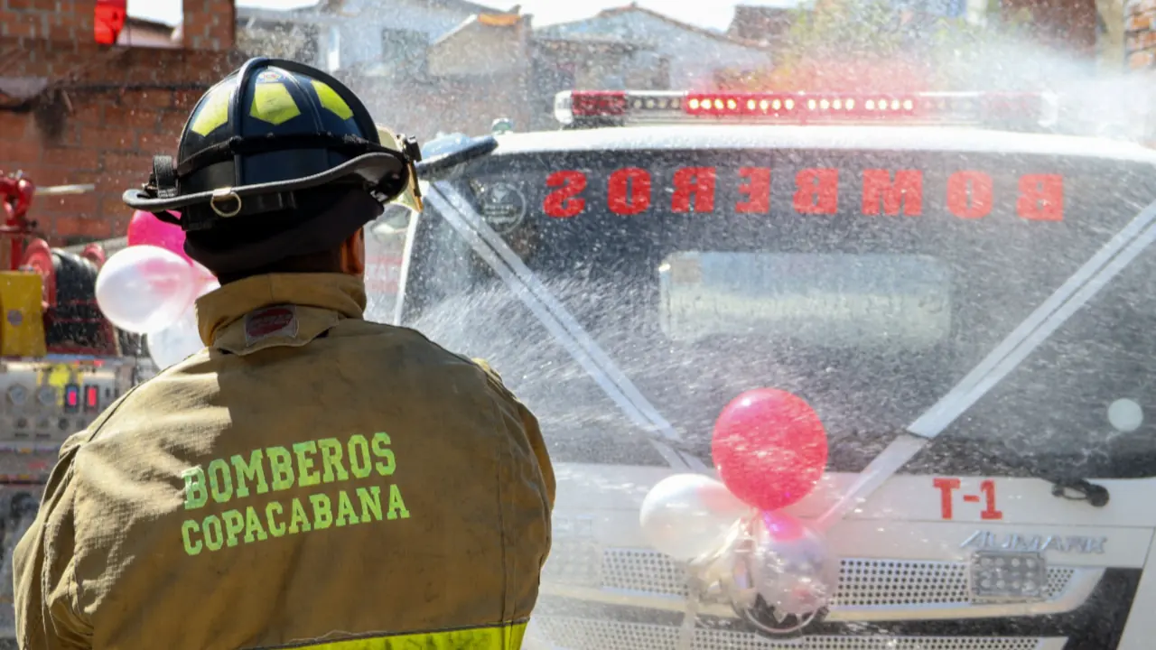 Copacabana recibe camión cisterna y equipos de rescate para fortalecer atención de emergencias