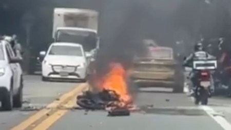 Dos motos chocaron en la variante Las Palmas; una mujer murió