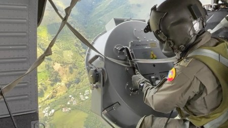 Fuerza Aeroespacial Colombiana lanzan volantes con mensajes de desmovilización en la vía Medellín - Quibdó