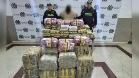Policías revisaron un carro en la Autopista Norte y encontraron varios paquetes con más de 240 kilos de marihuana