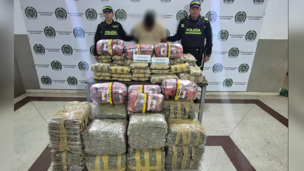 Policías revisaron un carro en la Autopista Norte y encontraron varios paquetes con más de 240 kilos de marihuana