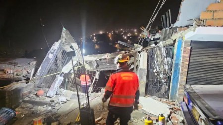 Tres personas y dos perritos son rescatados tras colapso de local en Manrique