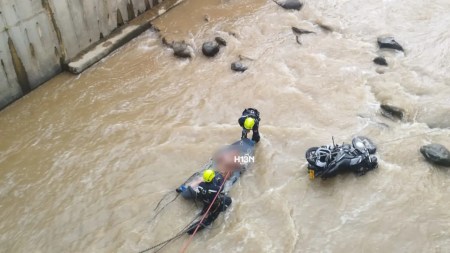 Motociclista perdió el control y terminó dentro de una quebrada tras un choque en Itagüí Motociclista perdió el control y terminó dentro de una quebrada tras un choque en Itagüí