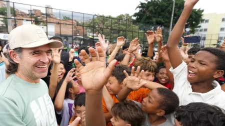 Federico Gutiérrez confirma entrada gratuita para 3.000 niños al partido con Messi en Medellín