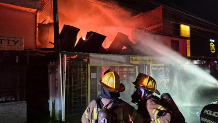 Tres locales y una vivienda en Rionegro afectados por incendio que ya fue controlado por bomberos